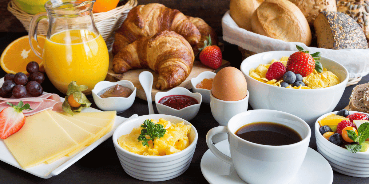 a wide array of traditional breakfast foods